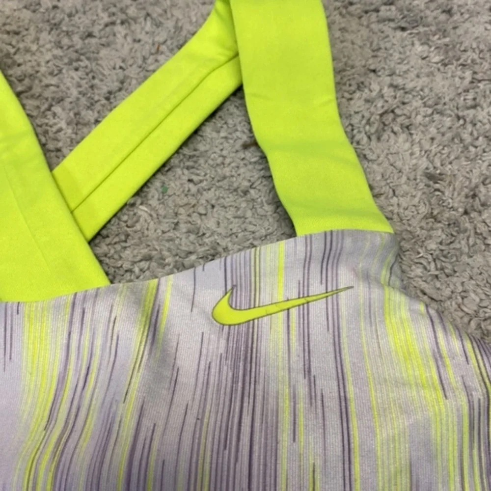 Woman's Nike‎ top